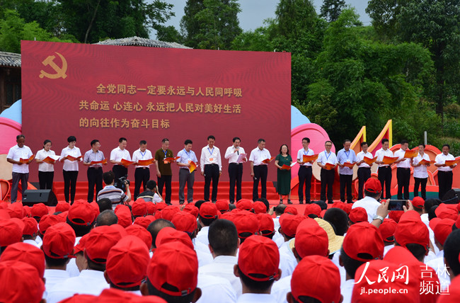 土家族和苗族人口_...在贵州铜仁印江土家族苗族自治县实验学校举办\