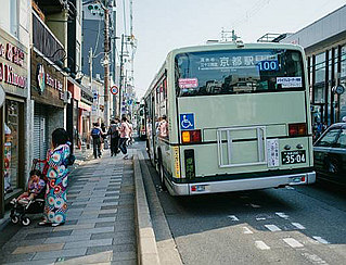 
     
     感想——吉林大學於士淇
     
    我第一次到日本乘坐公交，巴士靠站停車時車身發生傾斜讓我十分驚訝，納悶沒聽到聲音怎麼會爆胎呢。后來知道原來是為了方便殘疾人和老年人出行，日本的公交車具有靠站停車時車身會稍稍傾斜10度左右的功能，方便腿腳不便的老年人上下車。導入non-step（無階梯式）系統的無障礙公交車具有kneeling功能。
     
