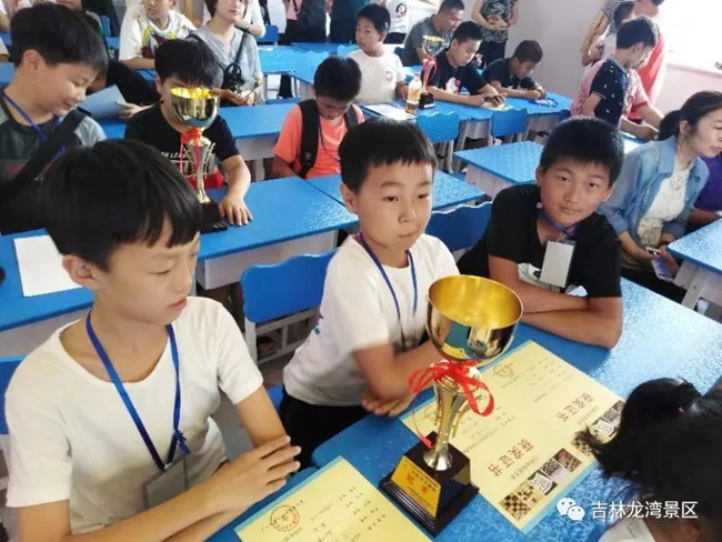 厉害了！辉南象棋少年勇夺锦标赛冠军奖杯