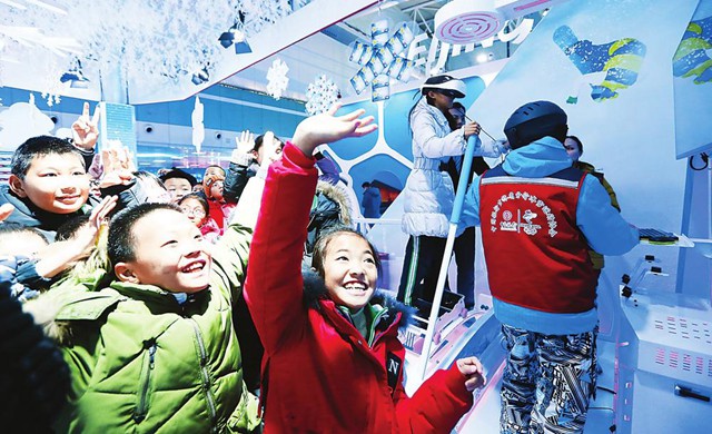 冬奧主題館VR設備引起孩子們濃厚的興趣