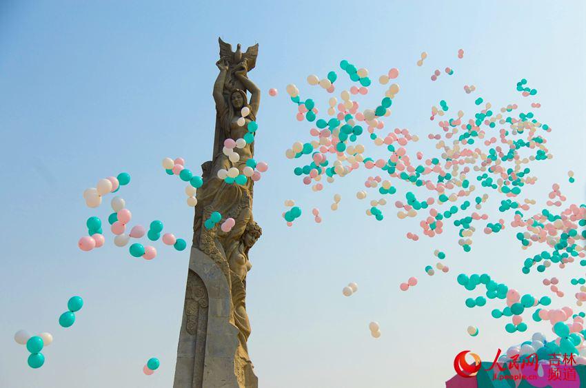 在活動啟動儀式上，2020隻彩色氣球飛向空中，迎接“春之旅”的到來。李洋 攝