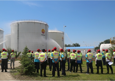 “中国石油开放日“活动，组织参观人员到规定区域观看安全演练