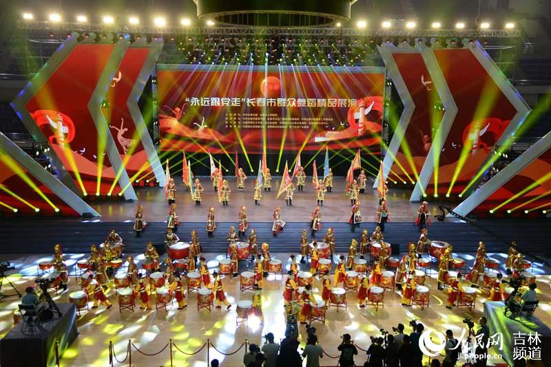 22日，长春市举行群众舞蹈精品展演。人民网 李洋摄