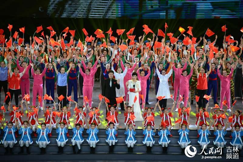 22日，长春市举行群众舞蹈精品展演。人民网 李洋摄