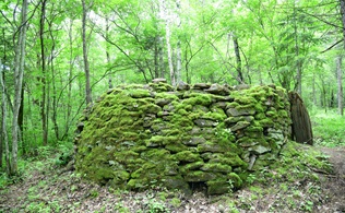 老黑河遺址內青苔覆蓋的石頭城牆
