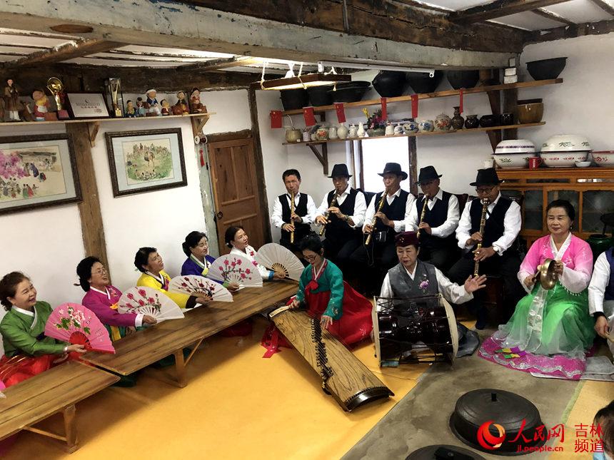 中國朝鮮族民俗園內時調協會表演。人民網 馬俊華攝