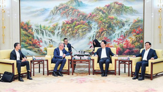 景俊海韩俊一起会见大众中国总裁冯思翰及奥迪中国总裁安世豪