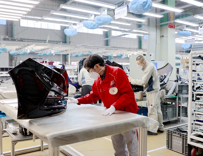 長春一汽富維東陽汽車塑料零部件有限公司內一派繁忙景象。（長春新區新聞中心供圖）