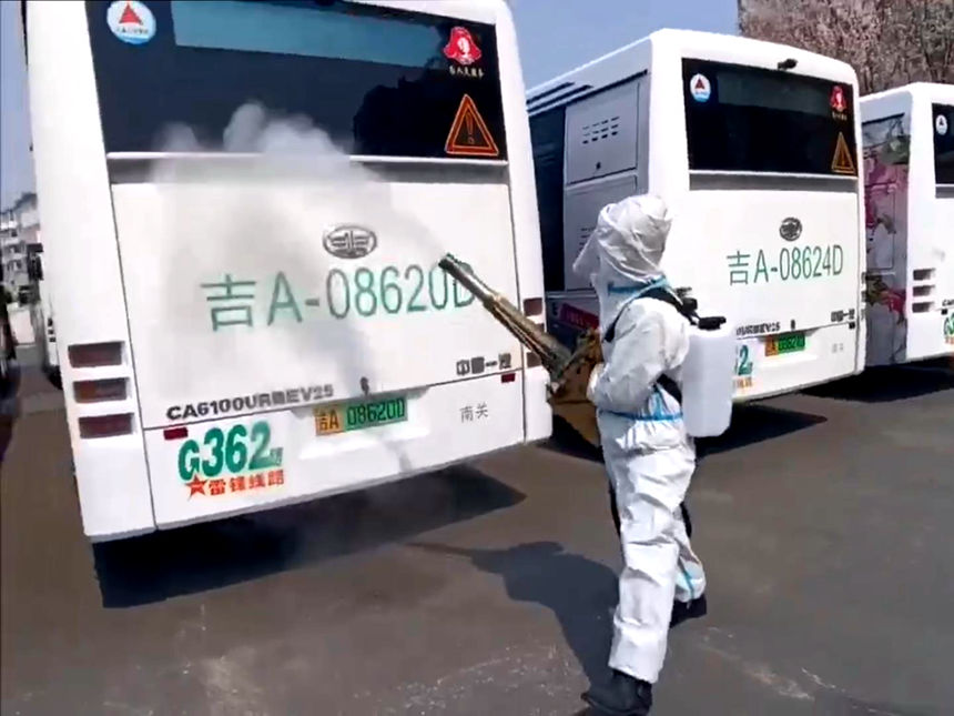 長春公交集團組織專人對辦公區域、場站、公交車進行衛生清理及消殺。