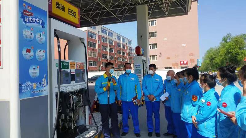 中國石油銷售公司培訓師、順通加油站經理陳永上向員工傳授成品油安全知識。（商義明供圖）
