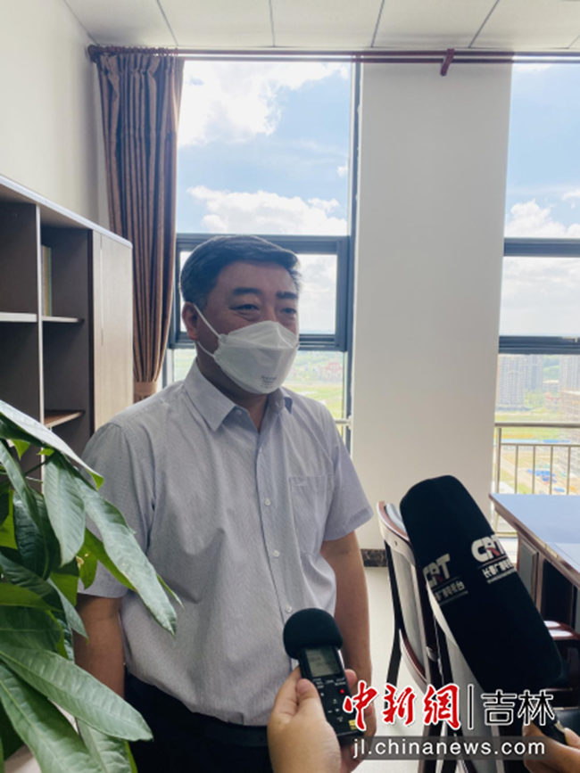 中韩(长春)国际合作示范区、长春对外开放合作示范区党工委书记徐勇接受媒体采访。 李丹/摄