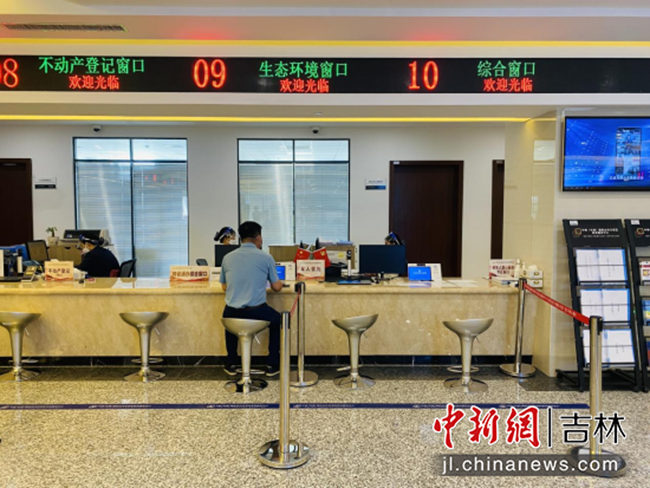 企业负责人前来办理业务。李丹/摄