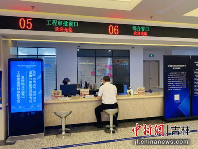 企业负责人前来办理业务。李丹 摄