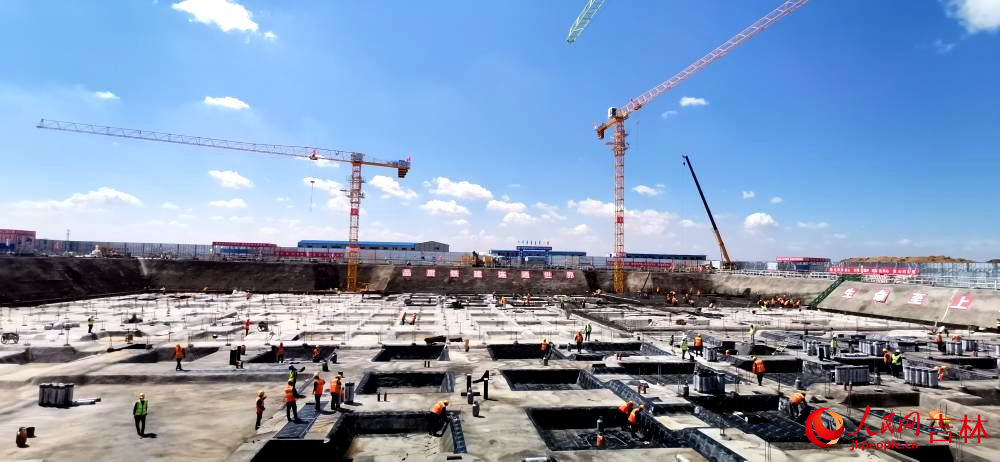 吉林长春国家农业高新技术产业示范区建设现场塔吊林立，一派繁忙。人民网 李成伟摄