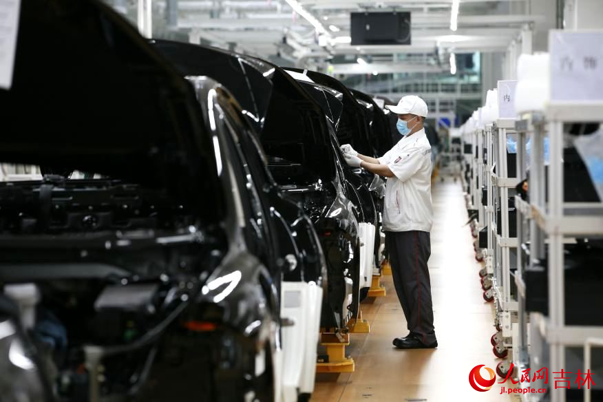 中国一汽红旗繁荣工厂总装车间里工人正加紧为汽车质量把关。人民网 石天蛟摄