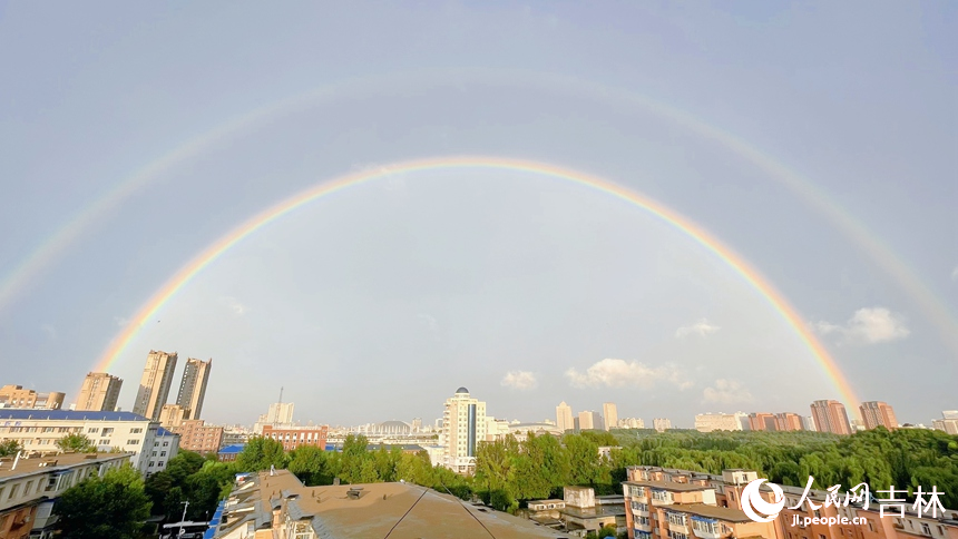 今日雨后，长春出现双轮彩虹。人民网 李思玥摄