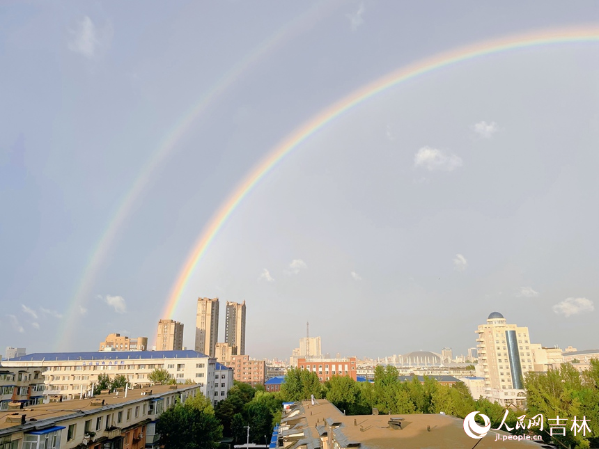 拱形的彩虹橫跨在城市的天際線上。人民網 李思玥攝