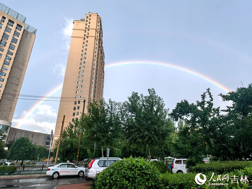 橫跨天際的拱形彩虹，仿若一道天空之門。人民網 馬俊華攝