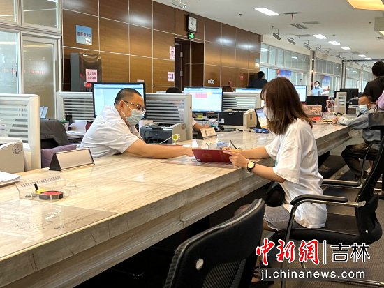 群众在长春市不动产登记中心办理业务。（刘译阳供图）