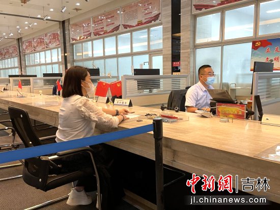 群众在长春市不动产登记中心办理业务。（刘译阳供图）
