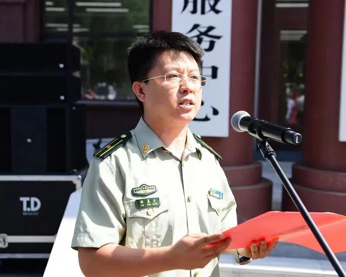 武警吉林省总队医院政治工作处少校主任郝晨光代表医疗队发言。