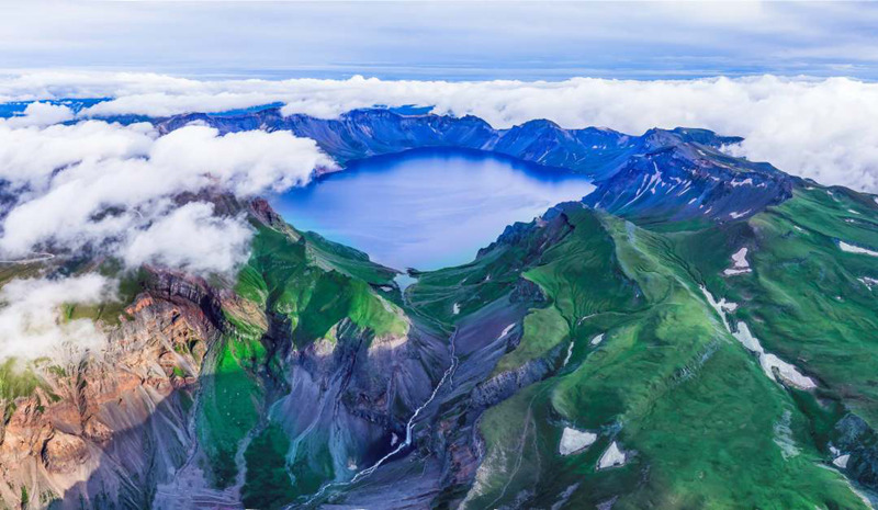 雲霧繚繞長白山。