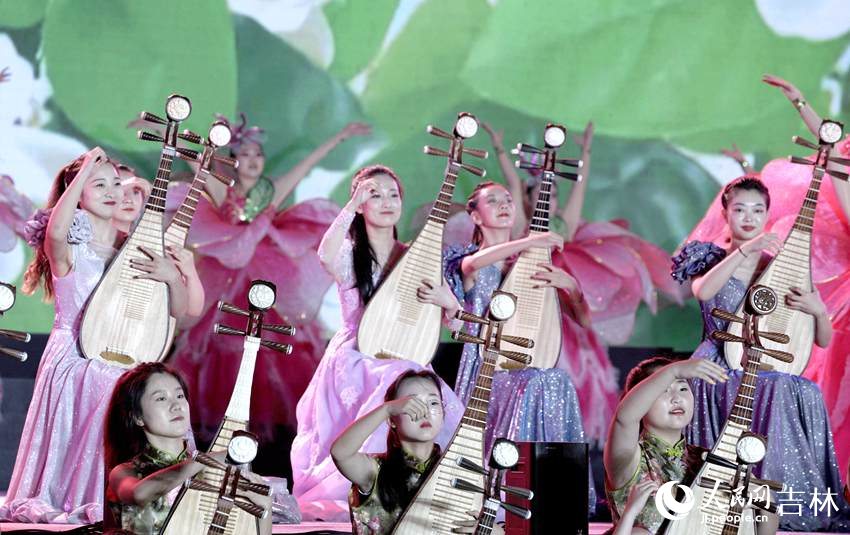 琵琶藝術家現在投入地演奏著生動的樂曲。人民網 李成偉攝