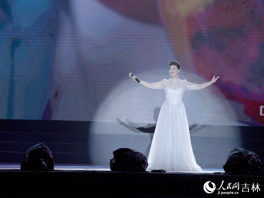 王丽达演唱的歌曲《幸福之源希望之源》迎来观众阵阵掌声。人民网 李成伟摄