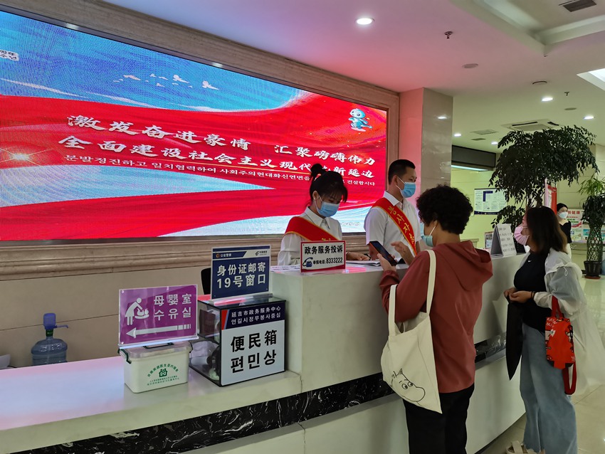 工作人员为群众答疑解惑  王晓彤 摄