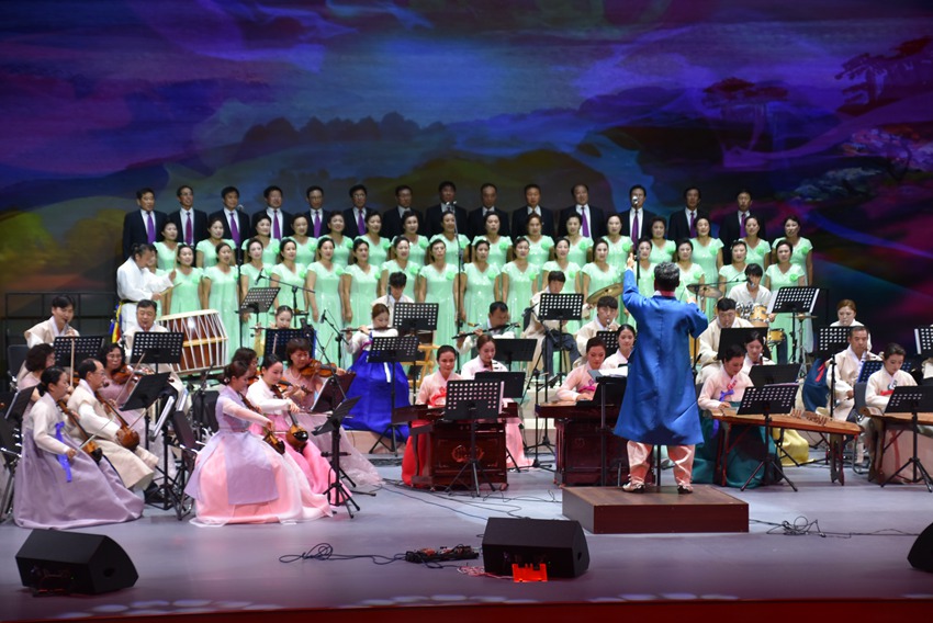 精彩的文艺演出  杨波 摄