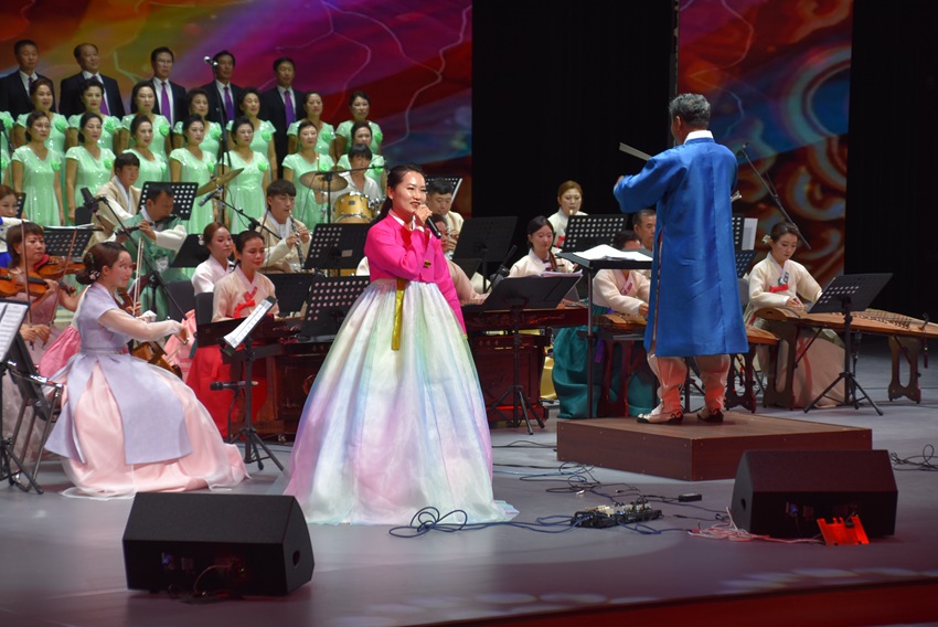 精彩的文艺演出  杨波 摄