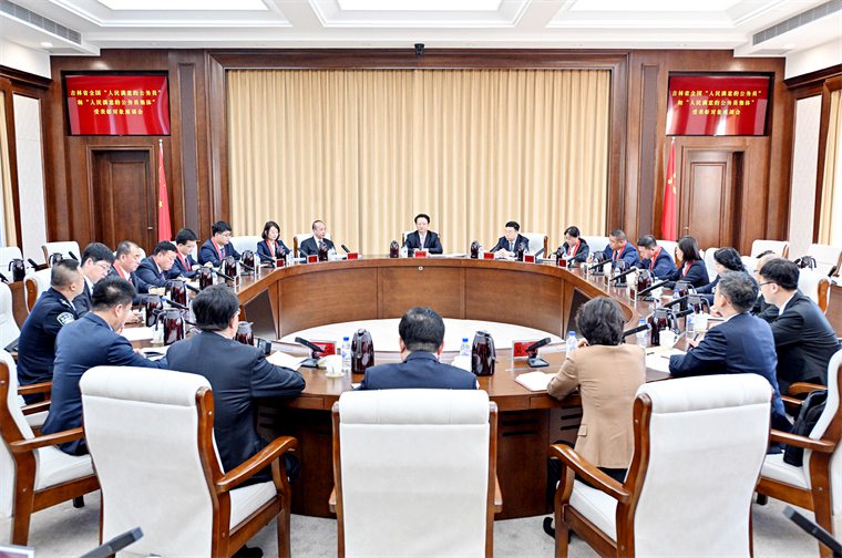 9月1日，吉林省全国“人民满意的公务员”和“人民满意的公务员集体”受表彰对象座谈会在长春召开。省委书记景俊海出席座谈会并讲话。邹乃硕 摄