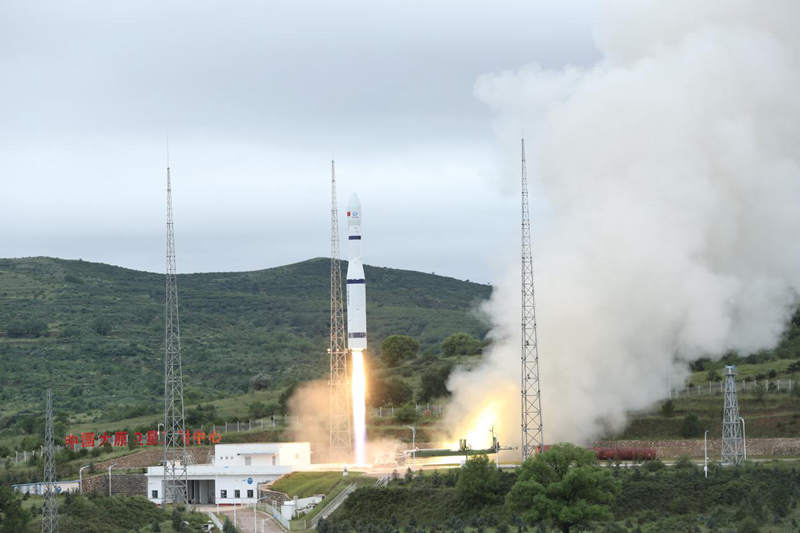 8月10日，长征六号运载火箭成功将“吉林一号”卫星发射升空。