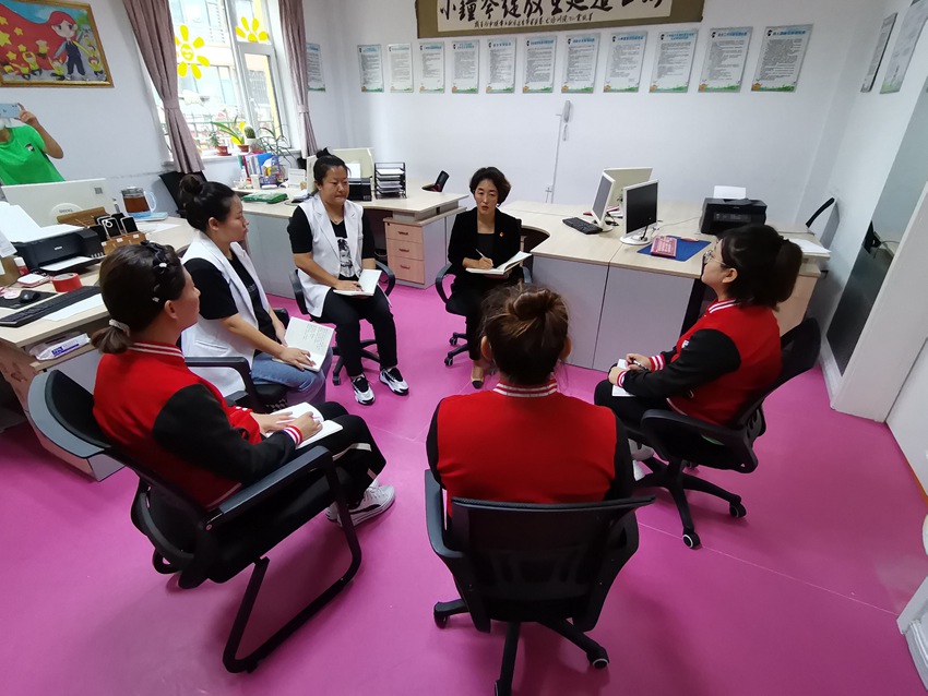 邓媛和教职工开会  （王晓彤 摄）