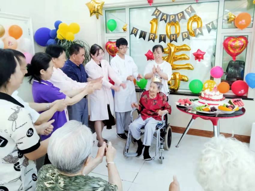 经开区浦东老年公寓为百岁老人庆生。（长春市民政局供图）