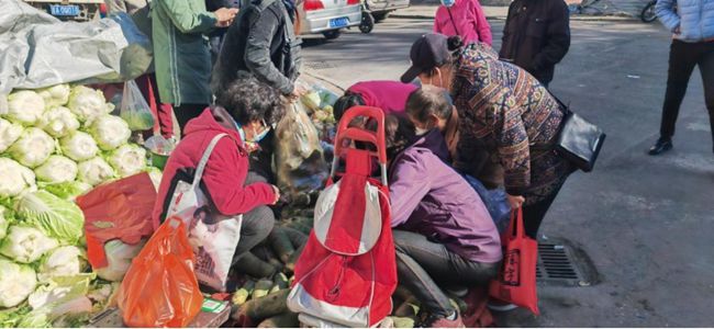 市民正在选购秋菜