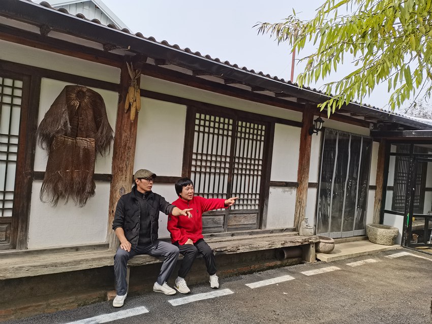 朴正淑和黄浩林在院内闲坐  （王晓彤 摄）