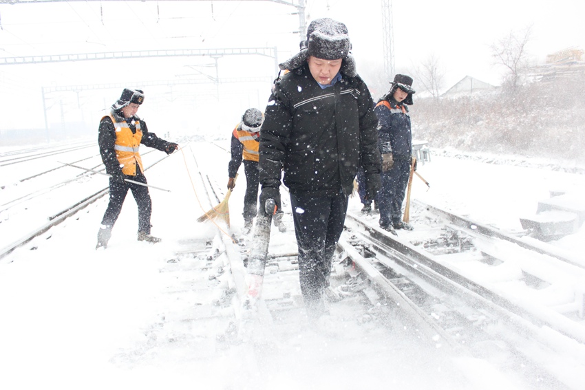 长春车务段兴隆山站干部职工在岔区除雪。孙宏昊 摄