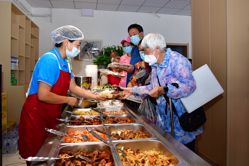 8月17日，南湖街道228社區順發長者食堂試營業。（林剛 攝 ）