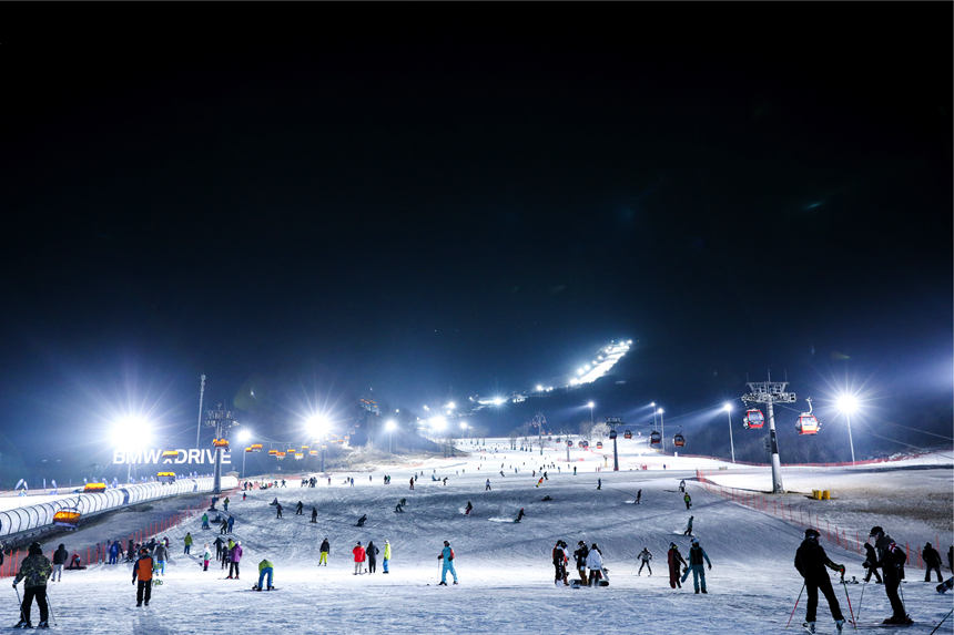 吉林市万科松花湖滑雪场夜场。（吉林省文化和旅游厅供图）