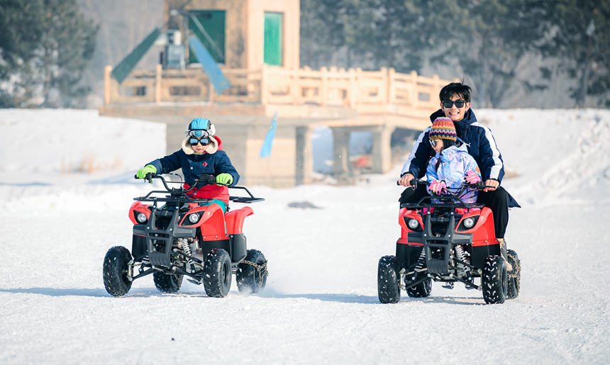 长春莲花山世贸滑雪场雪地摩托。（吉林省文化和旅游厅供图）