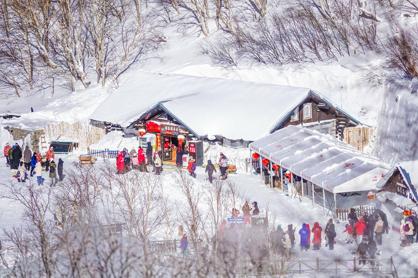 游客在長白山景區欣賞冬季美景。呂昊俊攝 