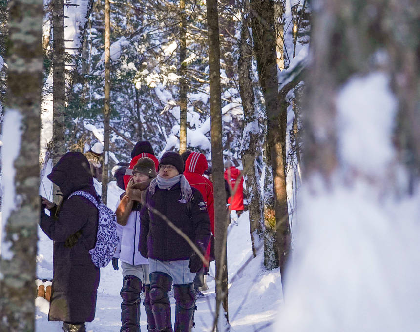 游客在長白山景區欣賞冬季美景。呂昊俊攝 