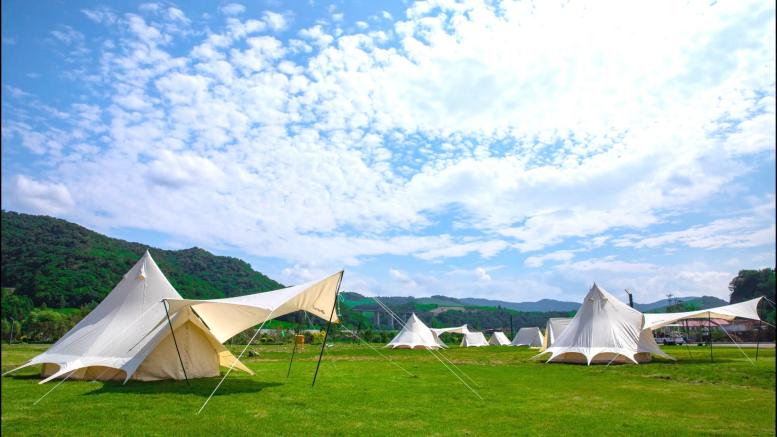 鬆花江生態旅游風景區內供游客露宿的帳篷。