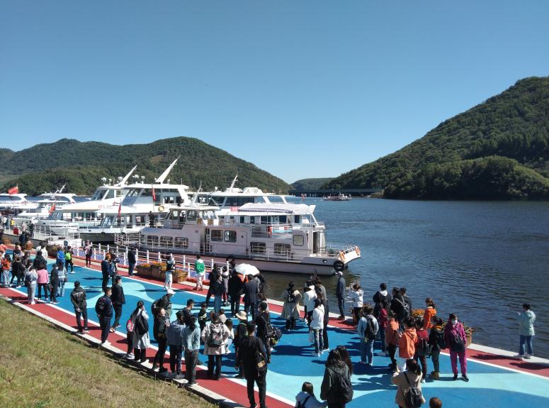 夏季時，前來鬆花江體驗游船的游客絡繹不絕。