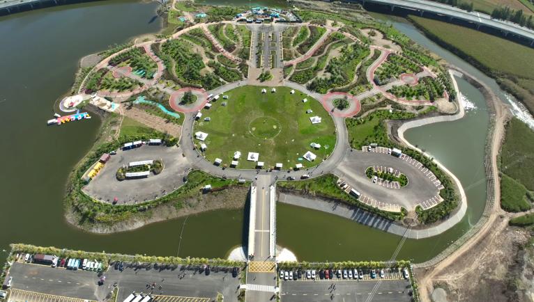 靖宇縣在鬆花江邊新修建的映山紅廣場。