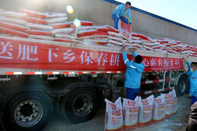 中國石油員工為令字村村民送去捐贈的春耕物資。