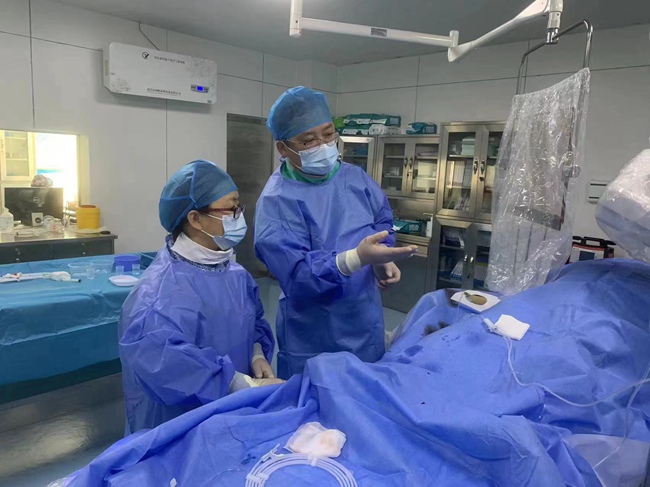 郭子源在汪清縣醫院導管室進行手術教學指導。