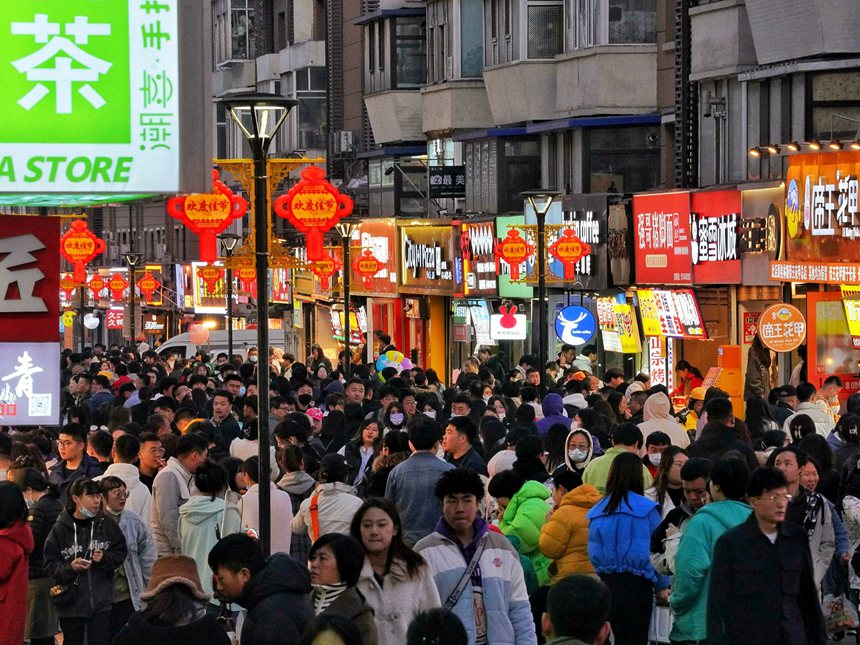 近日，長春桂林路商業街區客流量猛增。人民網 李洋攝