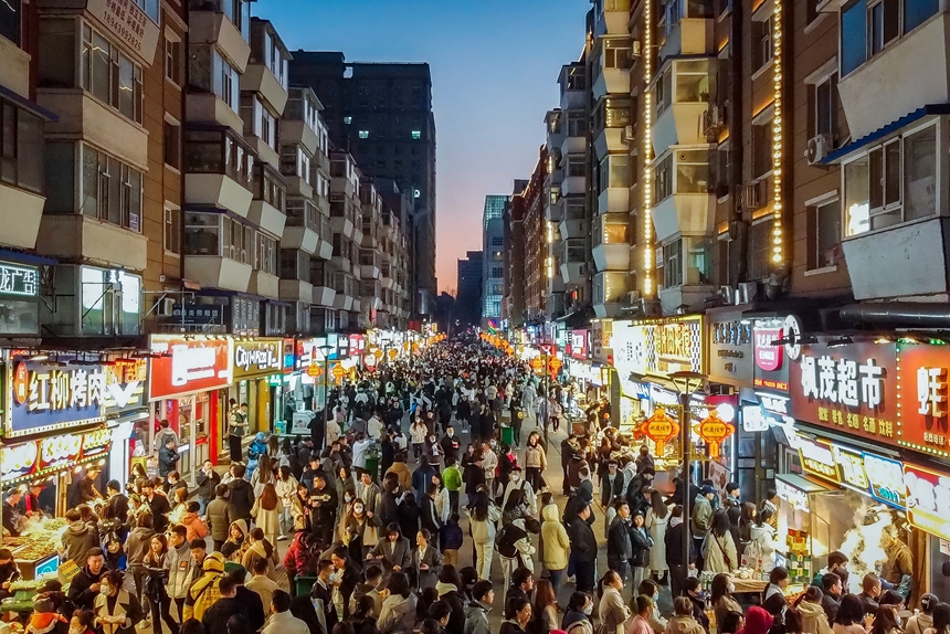 近日，长春桂林路商业街区客流量猛增。钟源摄